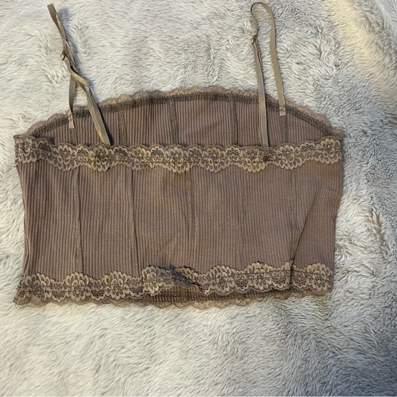 cute cropped tank top with lace - Picture 2 of 3